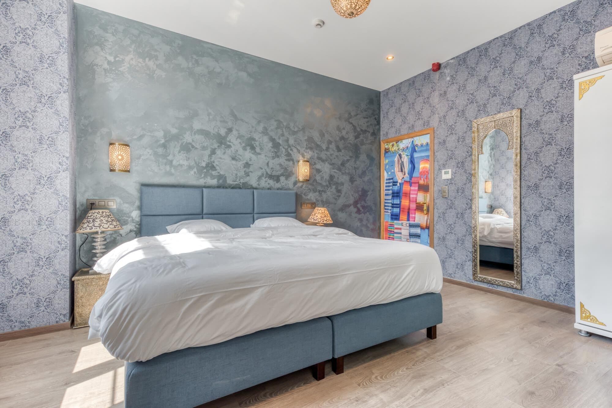 Lyxrum | Bäddmadrasser, värdeförvaringsskåp på rummet och skrivbord