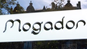 Un cartel con la palabra 'Mogadon' en letras estilizadas.