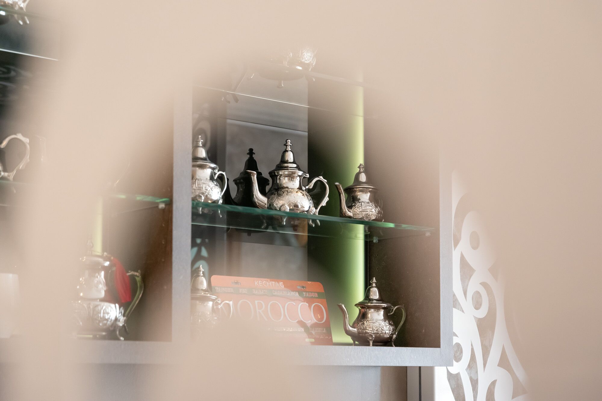 Una vitrina exhibe juegos de té de plata.