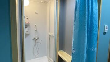Habitación | Baño | Regadera, amenidades de baño gratuitas, secadora de cabello