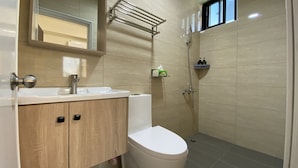 A modern bathroom with a sink, toilet, and shower. - B'Fin Hostel Lanyu (Lanyu)