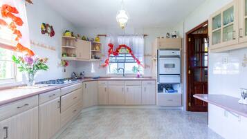 Grand Villa (5 Bedrooms) | Private kitchen | Oven, stovetop, dishwasher, espresso maker