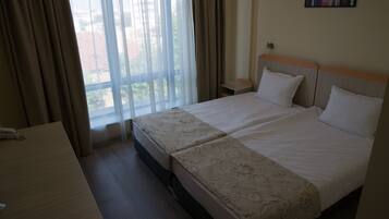 Kahden hengen tavanomainen huone (yksi tai kaksi sänkyä) | 1 makuuhuone, työpöytä, kannettavalle tietokoneelle sopiva työtila