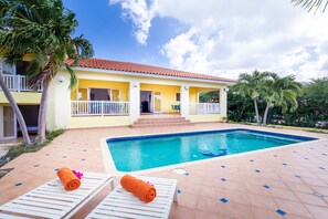 Outdoor pool - Rustic & Homely Villa - Perfect Family Stay (Sint Willibrordus)