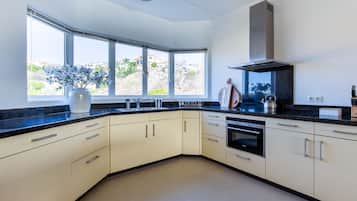 Apartment (2 Bedrooms) | Private kitchen | Microwave, oven, stovetop, dishwasher