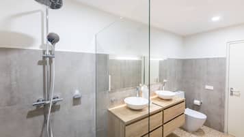 Apartment, 2 Bedrooms, City View | Phòng tắm | Buồng tắm vòi sen, đồ dùng nhà tắm miễn phí, máy sấy tóc, khăn tắm