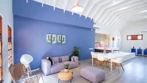 พรีเมียมลอฟท์ (1 Bedroom) | บริเวณนั่งเล่น | สมาร์ททีวี 37 นิ้ว พร้อมช่องเคเบิล, ทีวี, Netflix