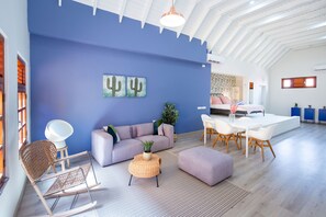 Loft Premium (1 Bedroom) | Zona de estar | Smart TV de 37 pulgadas con canales por cable, una televisión