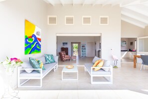 TV - Welcome in This Colourful Art Villa (Sint Willibrordus)