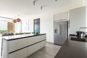 Frigorífic, microones, forn i placa de cuina 