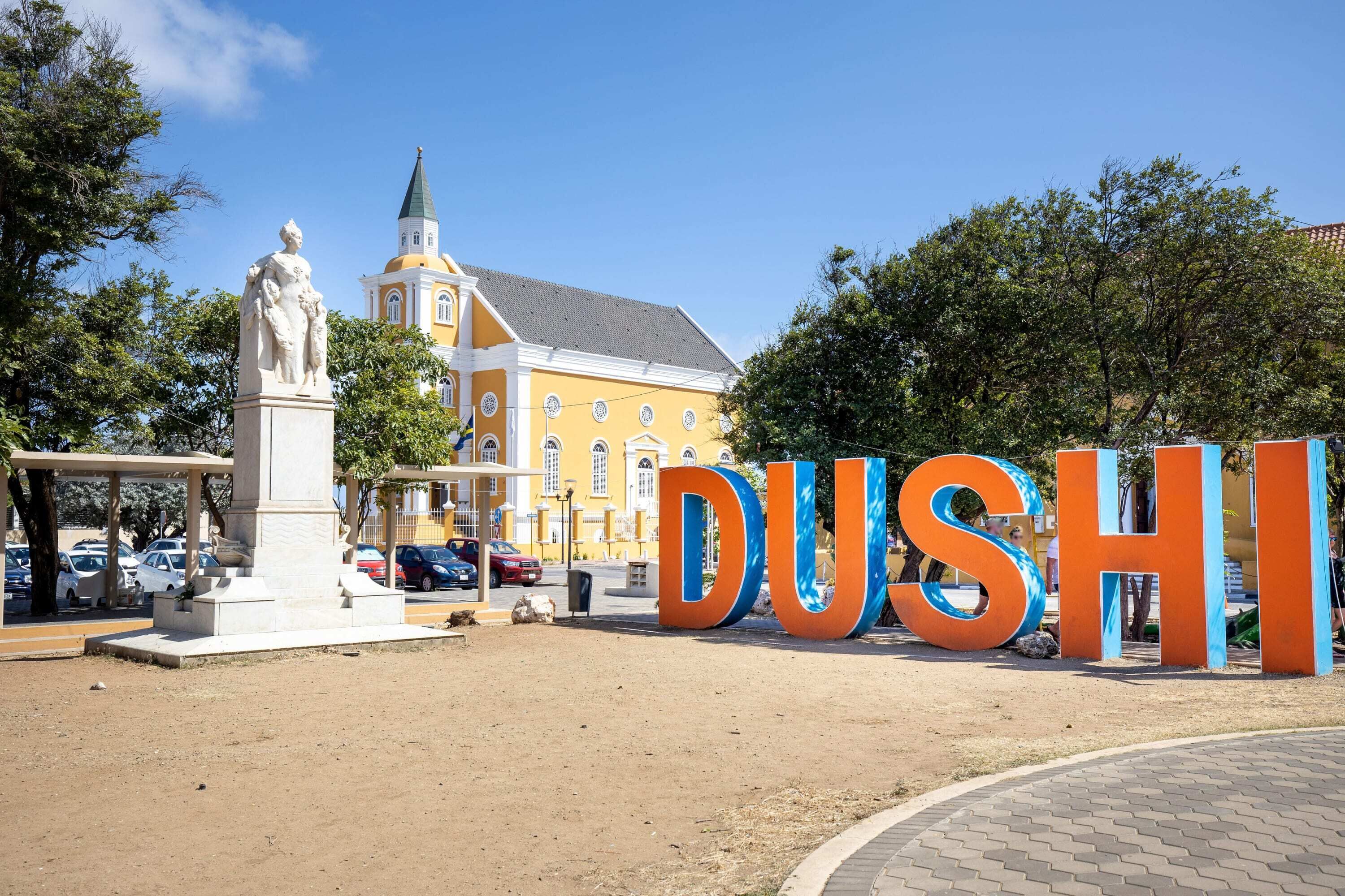 Una estatua, una iglesia y el letrero 'DUSHI'.