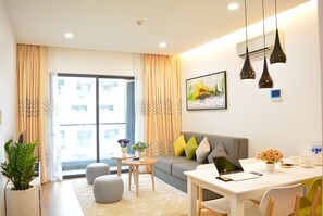 Suite Deluks | Ruang keluarga | Smart TV 40-inci dengan saluran TV digital dan TV