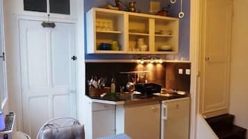 Réfrigérateur, micro-ondes, four, plaque de cuisson
