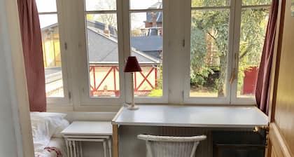 maison indépendante dans propriété, centre ville avec terrasse, vue sur jardin