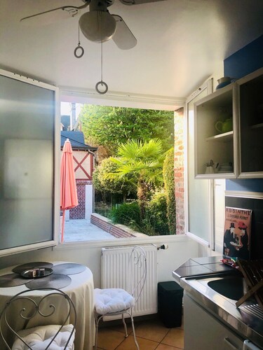 House like a cottage ( Gîte 4 people)  with terrace in a garden close downtown