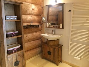 Hair dryer, towels, soap, shampoo - Holzberghof Bergblick Appartement (Umhausen)