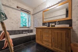 Suihkun ja ammeen yhdistelmä, pyyhkeet