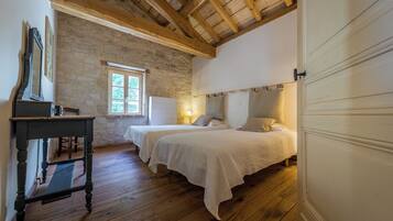 5 slaapkamers, een strijkplank/strijkijzer, wifi, beddengoed