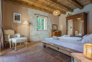 5 bedrooms, iron/ironing board, WiFi, bed sheets