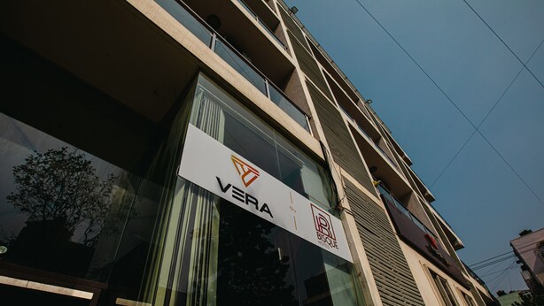 A building with a sign that reads "VERA" and "BISQUE HOTEL DU MONDE".