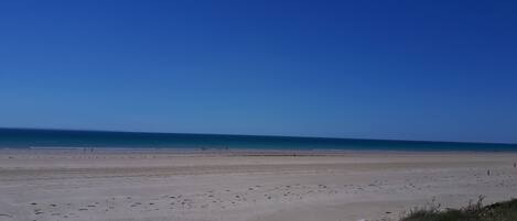 Una playa cerca, sillas reclinables de playa