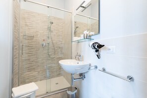 Habitación doble | Baño | Ducha, artículos de higiene personal ecológicos, secador de pelo y bidé