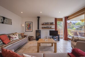 Apartamento, 2 quartos, lareira, vista para a montanha | Área de estar | TV de tela plana 37 polegadas com canais a cabo, TV, lareira
