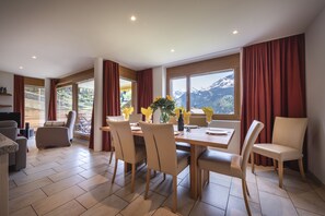 Apartment, 2 Schlafzimmer, Kamin, Bergblick | Essbereich im Zimmer
