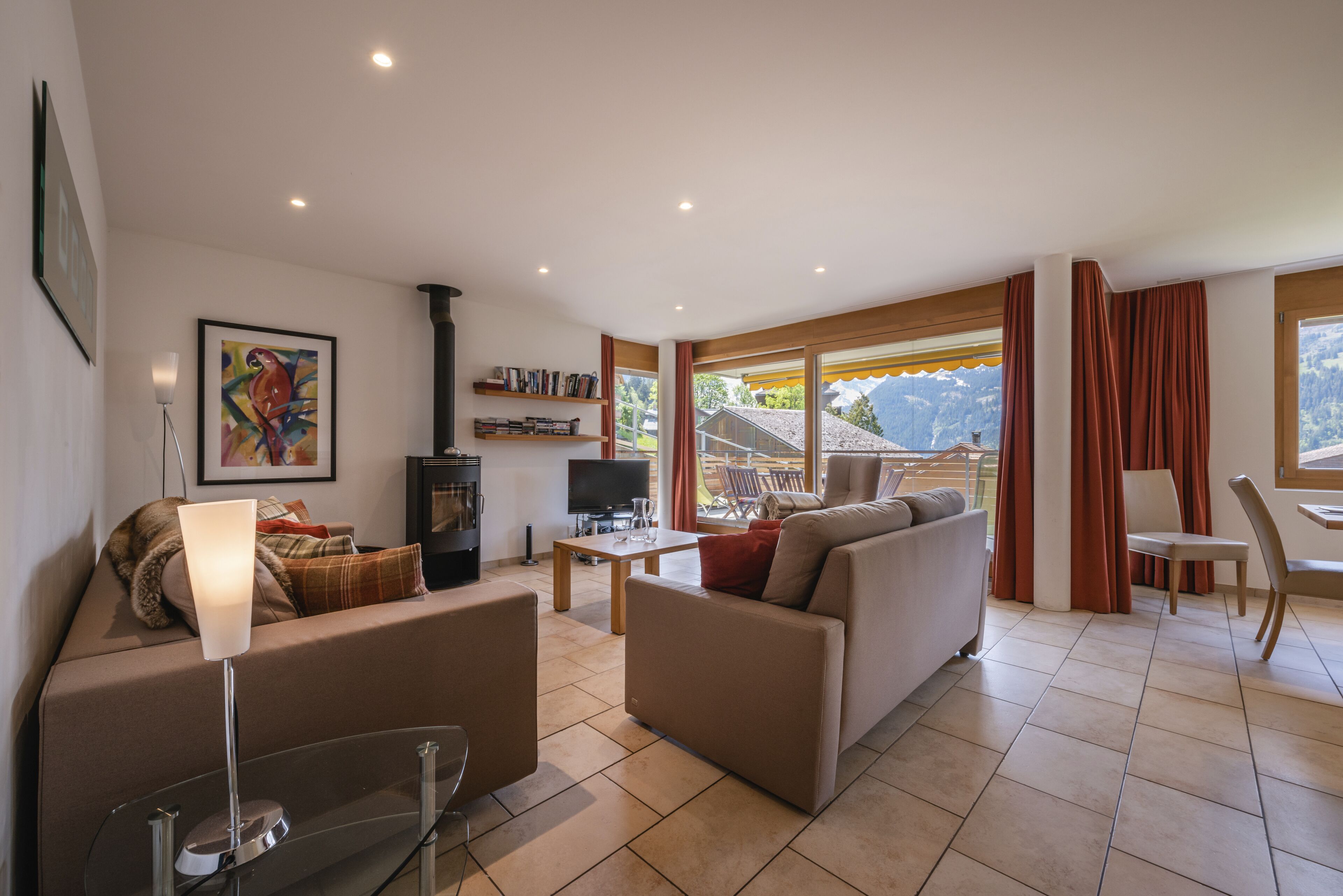 Apartemen, 2 kamar tidur, perapian, pemandangan gunung | Area keluarga | Televisi layar datar 37-inci dengan saluran TV kabel, TV, dan perapian