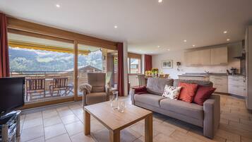 Apartment, 2 Bedrooms, Fireplace, Mountain View | Living room | 37-inch flat-screen TV with cable channels, TV, fireplace