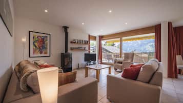 Apartment, 2 Bedrooms, Fireplace, Mountain View | Living room | 37-inch flat-screen TV with cable channels, TV, fireplace