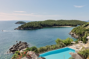 Una piscina con vistas al mar y a la costa rocosa.