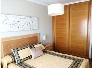 2 dormitorios, tabla de planchar con plancha, wifi y ropa de cama