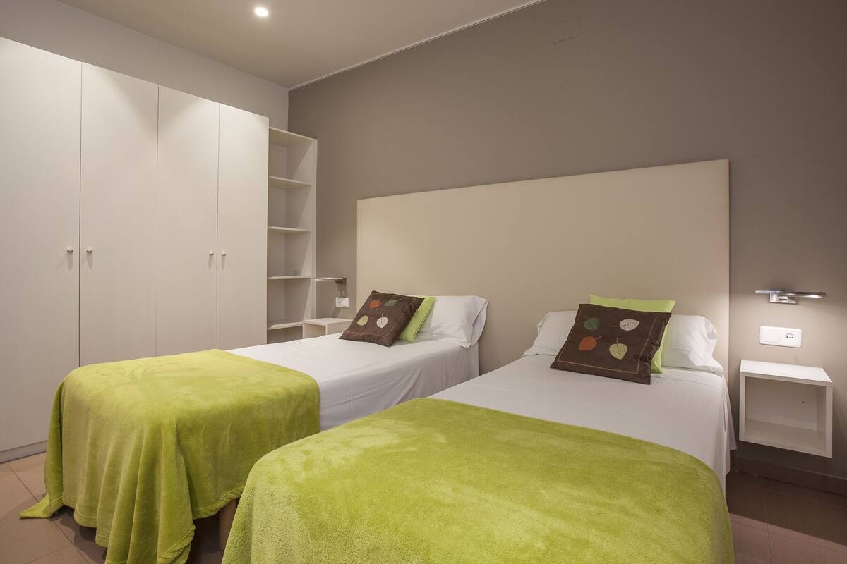 Apartment, 3 Bedrooms (BCNGOTIC 44) | Iron/ironing board, WiFi (free), bed sheets