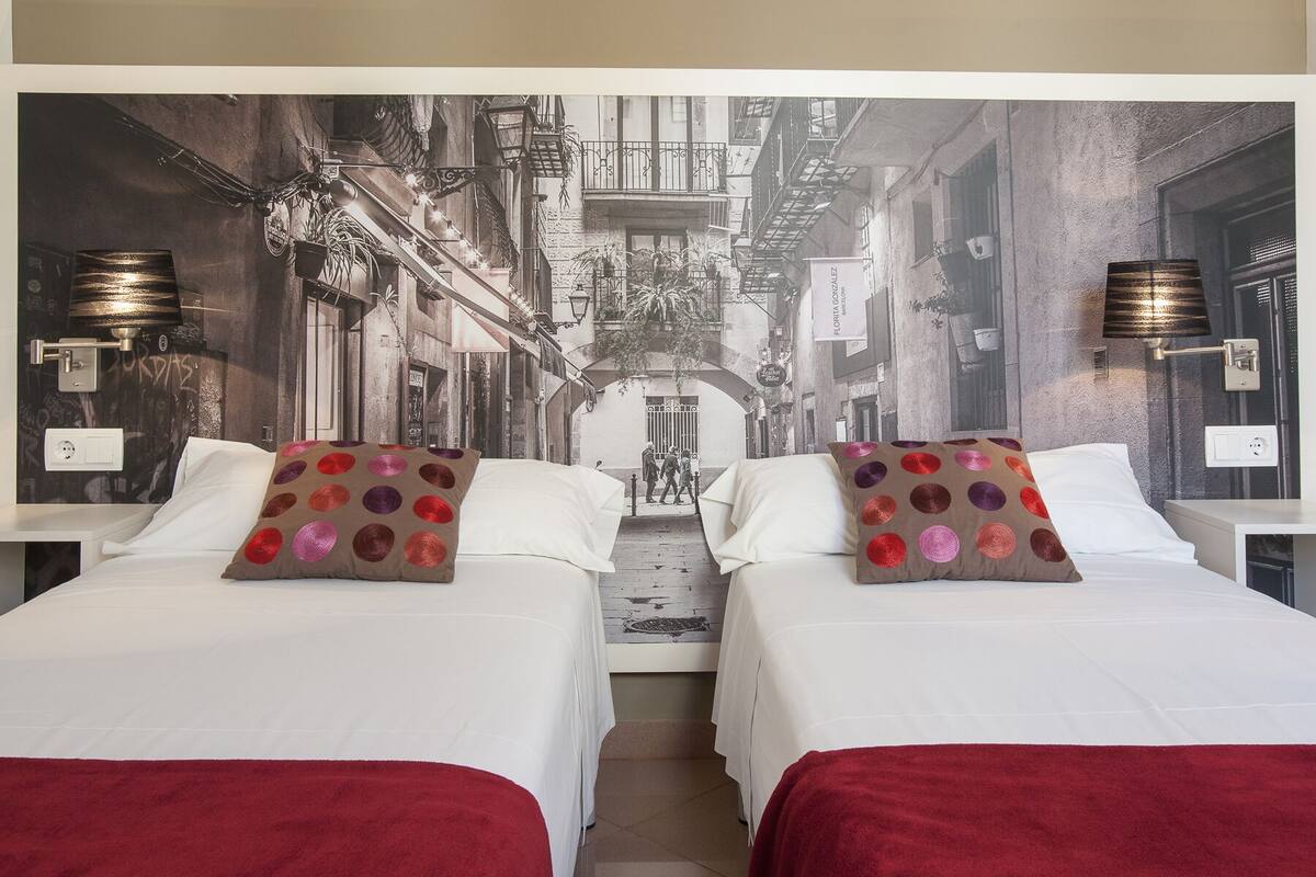 Apartment, 3 Bedrooms (BCNGOTIC 42) | Iron/ironing board, WiFi (free), bed sheets