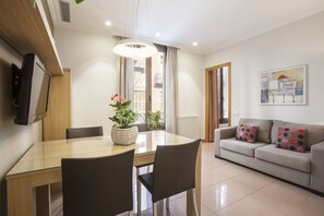 Apartment, 3 Schlafzimmer (BCNGOTIC 12) | Wohnzimmer | Fernseher