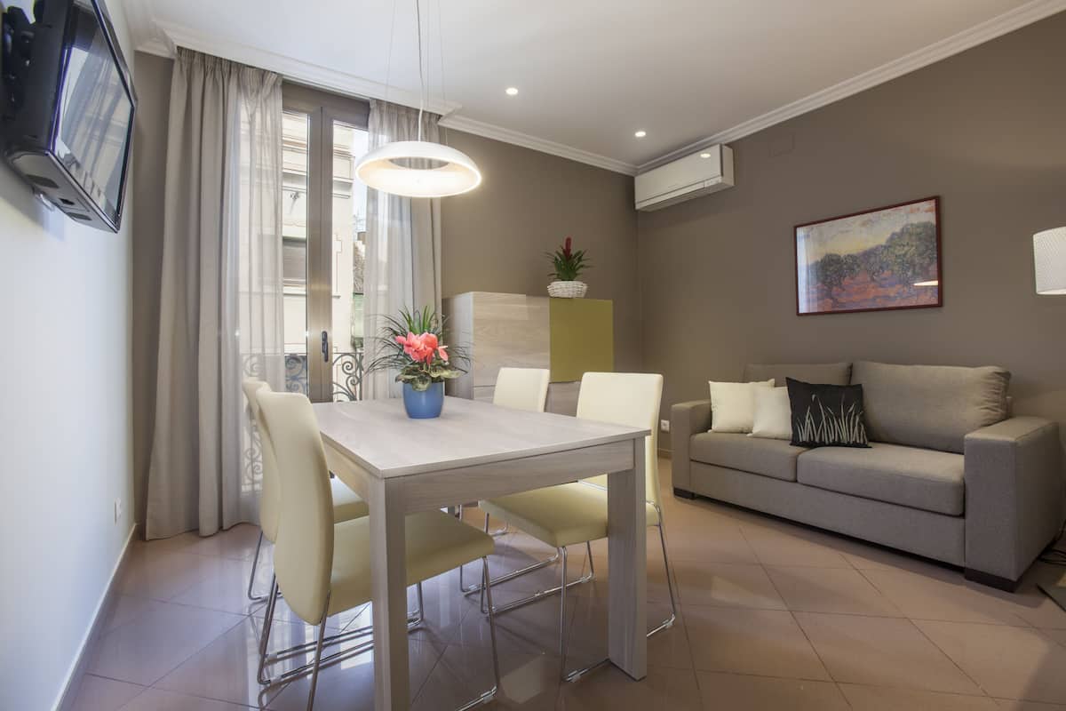 Apartment, 3 Bedrooms (BCNGOTIC 43) | Living room | TV