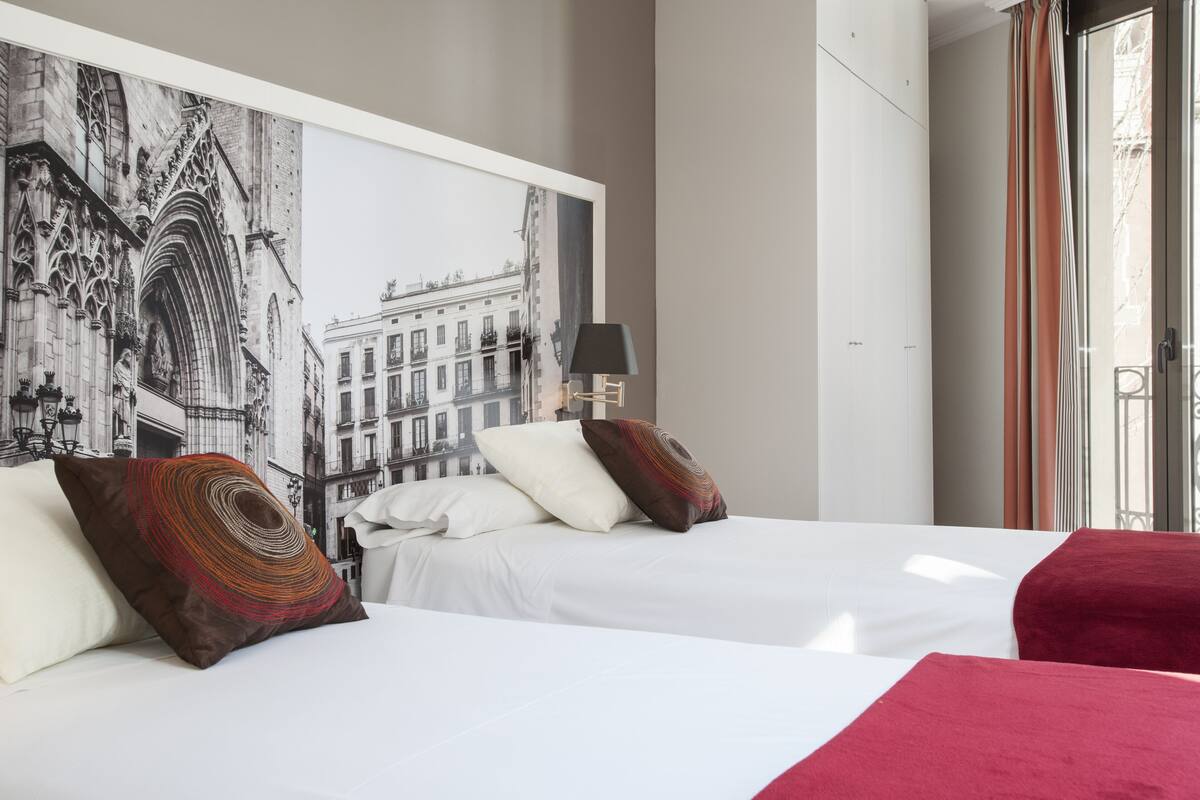 Iron/ironing board, WiFi (free), bed sheets