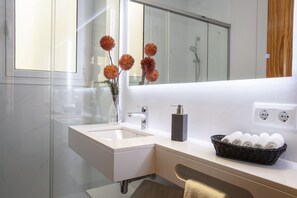 Hair dryer, towels - BCNGOTIC Apartments (Barcelona)