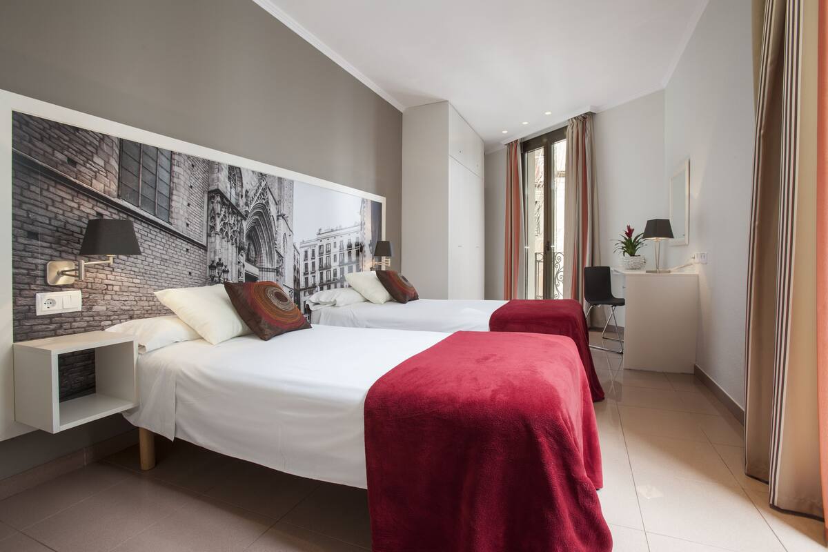 Apartment, 3 Bedrooms (BCNGOTIC 31) | Iron/ironing board, WiFi (free), bed sheets