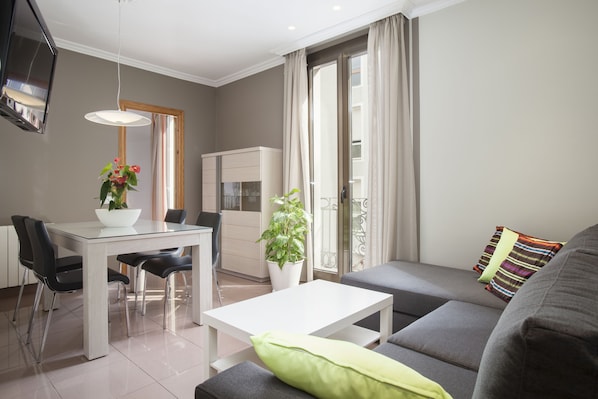 Apartment, 3 Bedrooms (BCNGOTIC 31) | Living room