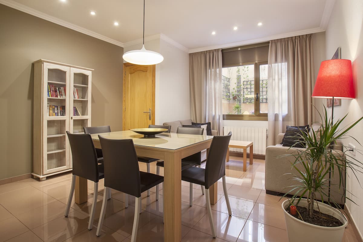 Apartment, 3 Bedrooms (BCNGOTIC 34) | Living room | TV