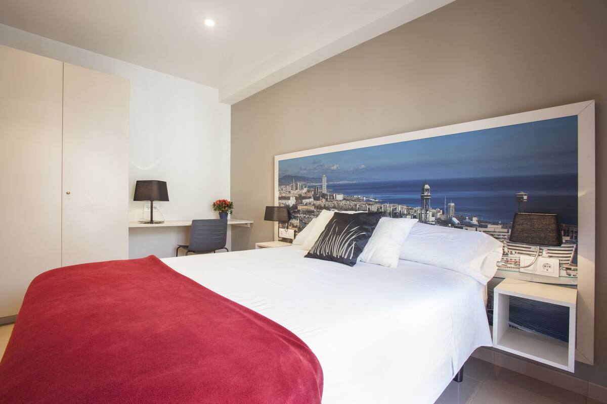 Apartment, 3 Bedrooms (Sagrada Familia) | Iron/ironing board, WiFi (free), bed sheets