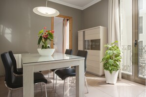 Apartment, 3 Bedrooms (BCNGOTIC 31) | In-room dining