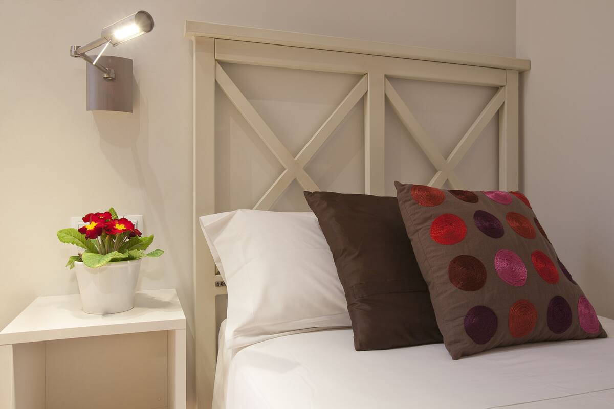 Apartment, 3 Bedrooms (BCNGOTIC 33) | Iron/ironing board, WiFi (free), bed sheets