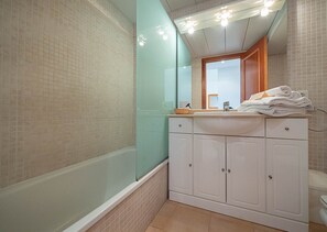 Villa, 2 slaapkamers | Badkamer | Een bidet, handdoeken, zeep, shampoo