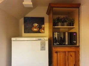 Premier House | Private kitchen | Full-size fridge, oven, stovetop, electric kettle