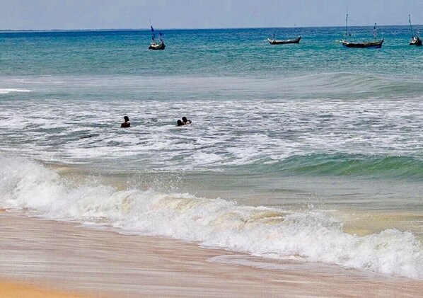 Private beach, white sand - Aborigines beach resort (Keta)