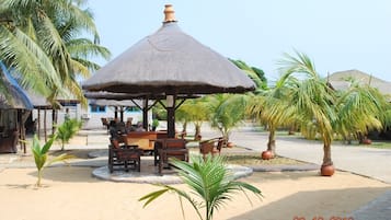 Phục vụ bữa sáng, bữa trưa, bữa tối, món địa phương và quốc tế
