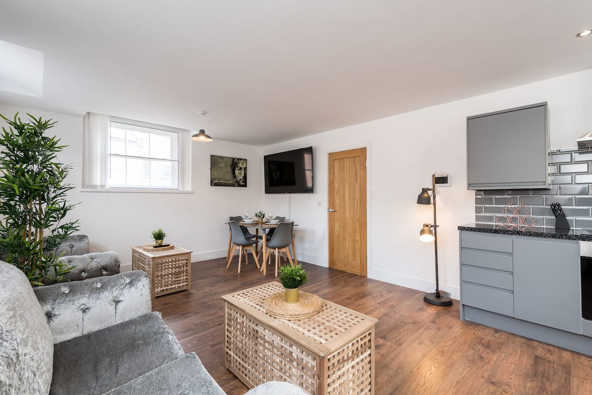 Departamento, 2 habitaciones | Área de sala de estar | Smart TV de 50 pulgadas con canales digitales, televisión y Netflix